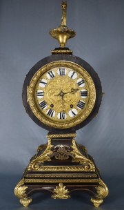 Reloj de chimenea estilo Luis XVI. Desperfectos. Con pndulo y llave.