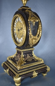 Reloj de chimenea estilo Luis XVI. Desperfectos. Con pndulo y llave.