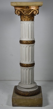 Pedestal de cermica blanca y dorada.