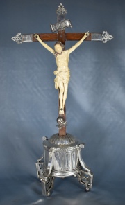 Crucifijo Hispanoamericano, de madera y marfil con base de plata.