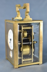 Carriage Clock francs, caja de bronce. Altura 10 cm, con estuche de cuero - cuadrado sin ornamento. C. LL.