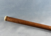 Bastn madera con peq. aplic. en el pomo de Marfil y virola dorada - 89,5cm.