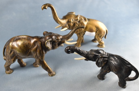 Tres Elefantes de Bronce viens - Medidas mximas (alto y largo): 10x12,5cm; 7,5x14cm y 5,5x11cm