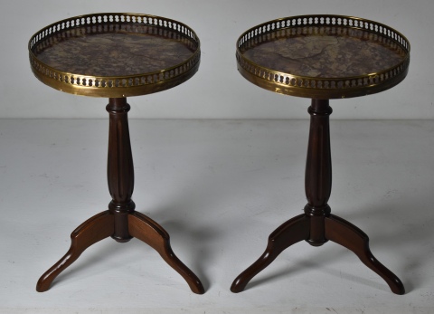Par de pequeas mesas circulares con tapas de mrmol restauradas. Galeras de bronce dorado. Alto 45 cm.