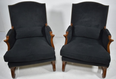 Par de sillones estilo ingls de la casa Dunbar. De nogal con tapizado de pana negra.