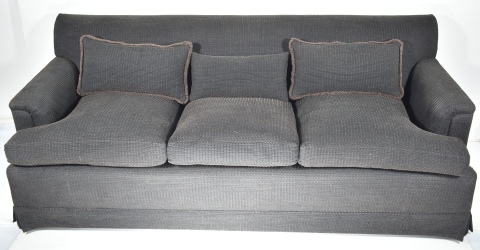 Sof confortable de tres cuerpos, tapizado en tela labrada moteada gris oscura y marrn.