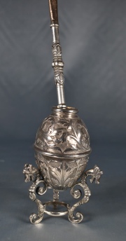 MATE PORTEO, de plata. Fin del siglo XIX. Cuenco profusamente cincelado con