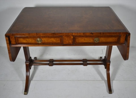 Sofa Table estilo Sheraton de la casa Dunbar, de raz de nogal. Dos cajones. Alto 72 cm.