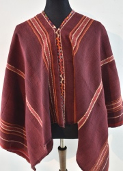 PONCHO DE CALCHA, realizado en lana de alpaca. Teido con cochinilla,