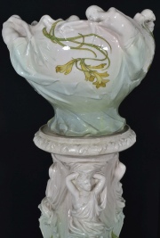 MACETERO CON PEDESTAL DELPHIN MASSIER, Art Nouveau, de cermica esmaltada. Cache pot con cuatro jvenes mujeres semidesn
