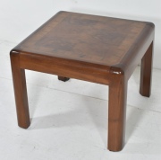 Par de mesas para el costado de sof, de Dunbar, Raz de nogal. Alto 45 cm. Tapa 60 x 60 cm.