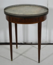 Mesa circular estilo Luis XVI. dim. 60 cm. Alto 70 cm.