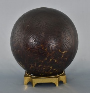 Globo de vidrio artstico, base de bronce no corresponde. Alto 26,5 cm.