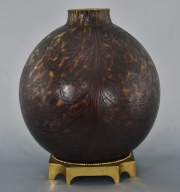 Globo de vidrio artstico, base de bronce no corresponde. Alto 26,5 cm.