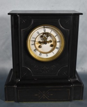 Reloj de mrmol negro, cuadrante con N Romanos. con base. LL y Pendulo. base