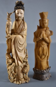 Dama con vaso en la mano. Figura china tallada; y figura en piedra jabn. 2 Piezas.