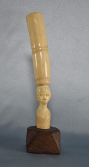 Figura de mujer con cntaro en su cabeza. talla africana, de marfil circa 1900. Alto total: 24 cm.