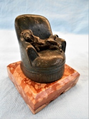 Perrito en el silln, pequea escultura de bronce, base de mrmol rojo, c. 1920