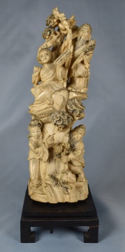 Cuatro personajes en un rbol. talla china, marfil. 25 cm.