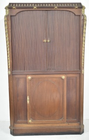 Gabinete Francs, 1 puerta inferior sin estante, alzada con 2 puertas corredizas. Alto: 168 cm.
