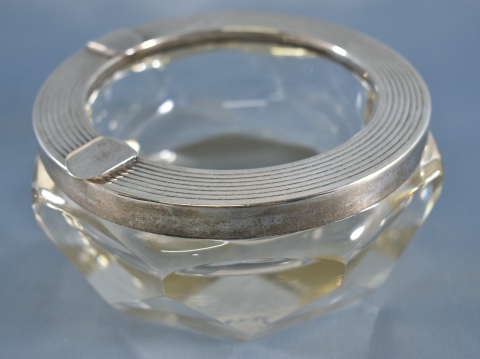 Cenicero cristal con borde de plata. Dimetro: 23 cm.