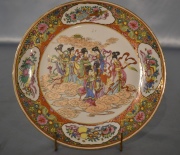 Plato de porcelana china. Dim. 26 cm.