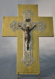 CRUCIFIJO. Cristo en bronce sobre cruz de plata 900, calada con decoracin de hojas. Alto: 40 cm.