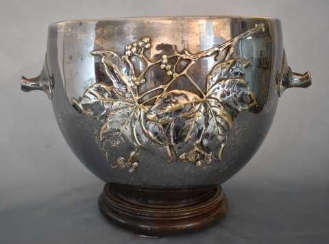 Gran Cachet Pot metal plateado con decoracin de hojas. Alto: 27 cm. Frente: 44 cm.