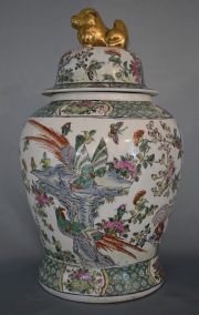 POTICHE ORIENTAL, de porcelana recubierta de esmaltes polcromos con diseos de aves y flores. Tapa culminada en Perro d