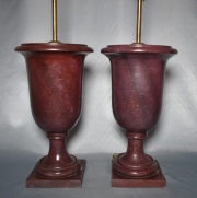 PAR DE LAMPARAS, en forma de vasos con ptina bord. Alto: 47 cm. Alto total: 86 cm