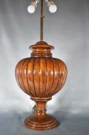 Lmpara de mesa en madera tallada. Alto 46 cm. Total 80 cm.