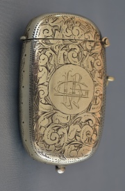 FOSFORERA MONEDERO, de plata cincelada con decoracin de motivos florales. Monograma con iniciales L. B. G. Alto: 6, 5 c