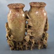 Vaso doble Chino, de piedra jabn, decoracin de monos. 18 cm.