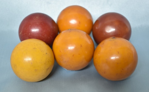 Seis bolas color naranja y ocre. Dimetro: 5,5 cm.