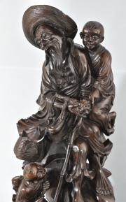 Pescador con Nios y figuras de animales. Detalles faltantes. Talla de madera china fines S. XIX Alto: 84 cm.