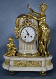 Reloj francs de bronce y mrmol, Mujer junto a una columna. Falta vidrio, sin llave. Restauros. Alto 32 cm.
