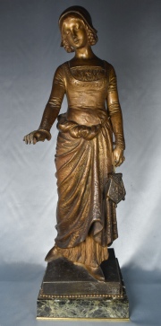 Joven mujer caritativa con cartera, petit bronce, base de mrmol. Alto 61 cm.