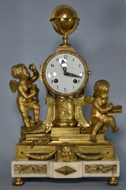 Reloj francs de bronce dorado y mrmol. Angelitos a los lados. Alto: 40 cm.