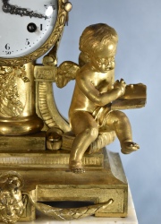 Reloj francs de bronce dorado y mrmol. Angelitos a los lados. Alto: 40 cm.