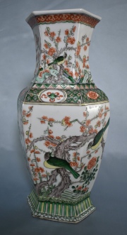 Vaso hexagonal, chino de porcelana con decoracin vegetal y pajaros. 40,5 cm.
