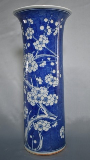 Vaso chino azul y blanco, decoracin vegetal. 45,5 cm.