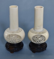 Dos Vasos marfil, con decoracin de dragones. Alto: 10 cm. Con base: 12,5 cm. Circa 1900.