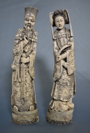 DIGNATARIOS, dos figuras chinas de marfil tallado. Seccin inferior de la espada averiada. Alto: 30 cm.