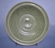 Plato Chino de cermica con esmalte celadon. Dimetro: 26,6 cm.