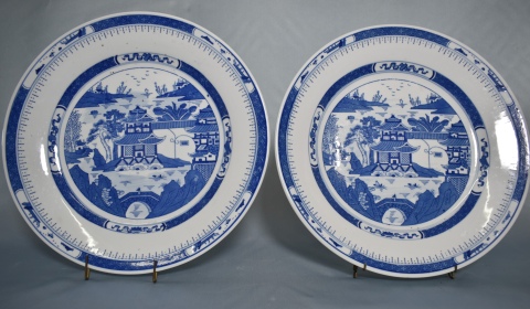 Dos platos porcelana china, decoracin azul con pagoda. Dimetro: 35,4 cm.