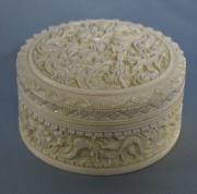 Caja china circular, de marfil tallado. Dimetro: 10 cm. Circa 1900.