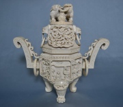Vaso trpode de marfil con tapa. Asas restauradas. Alto 31 cm. China, circa 1900.