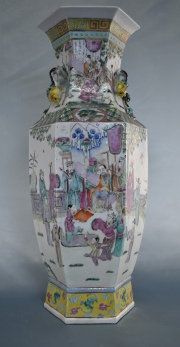 Gran vaso chino hexagonal, escenas costumbristas polcromas. Alto: 59,2 cm.