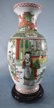 Vaso porcelana, decoracin de personajes. chino , con base. Alto: 35 cm.