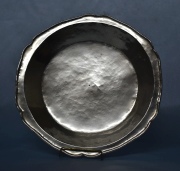 FUENTE HONDA DE PLATA ESTILO COLONIAL. Contraste de plata ttulo 700. 230 g. Dimetro: 21 cm.
